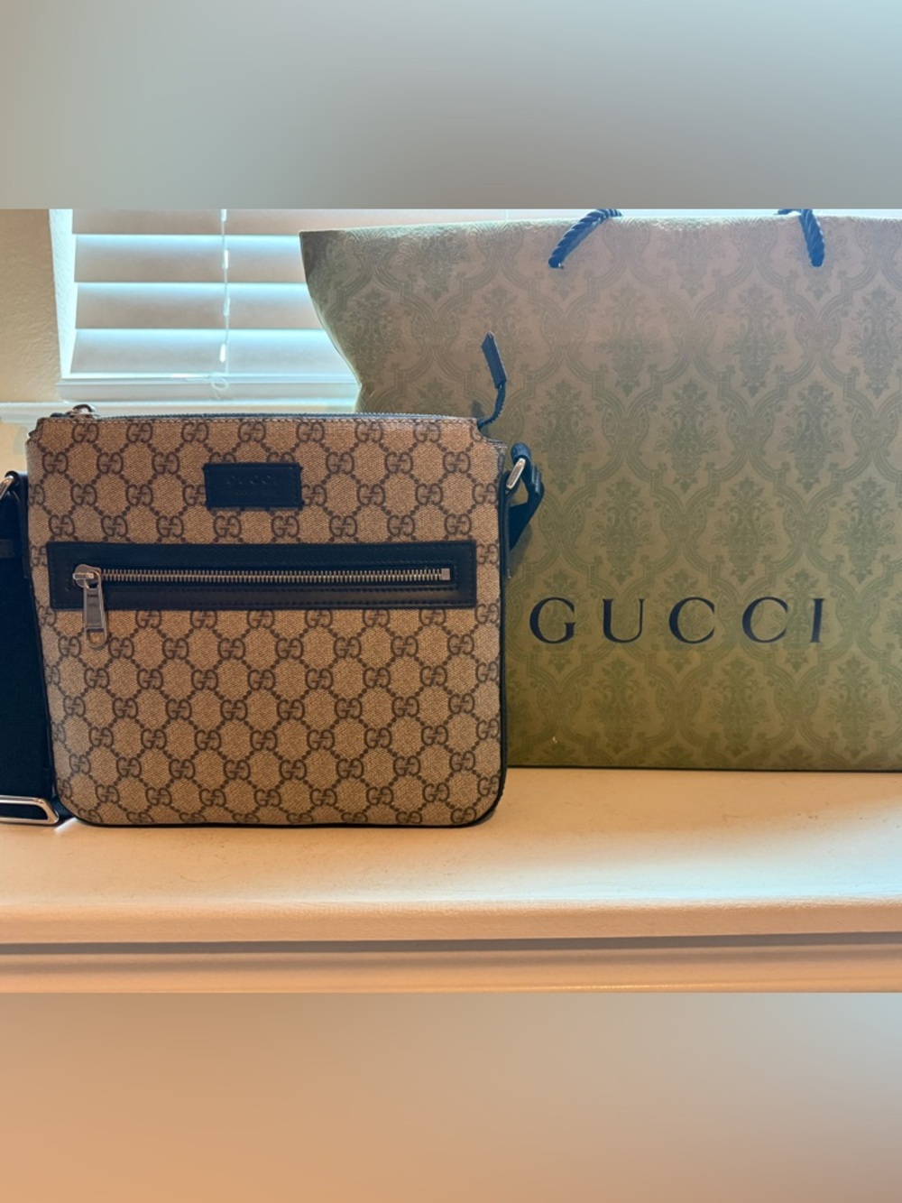 Gucci Beige GG Supreme Messenger Bag with Black Trim - Picture 2 of 4